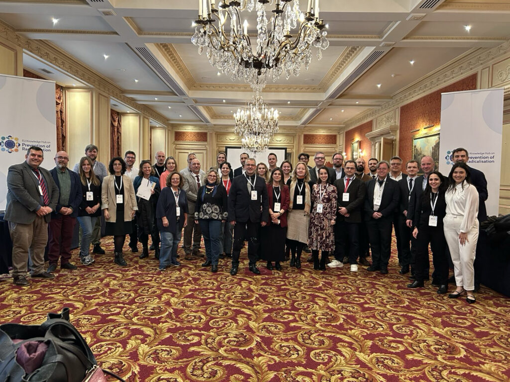Gruppenbild des „Ideology & Conspiracy Narratives“ im Rahmen des EU Knowledge Hub on Prevention of Radicalisation