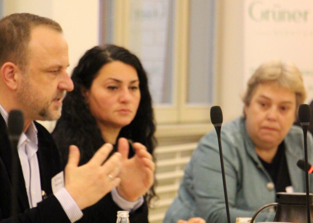 Teilnehmende des parlamentarischen Frühstücks im Bundestag diskutieren engagiert über die Rückholung deutscher IS-Häftlinge aus Syrien. Auf dem Bild, Peter Neumann, Lamya Kaddor und Claudia Dantschke.
