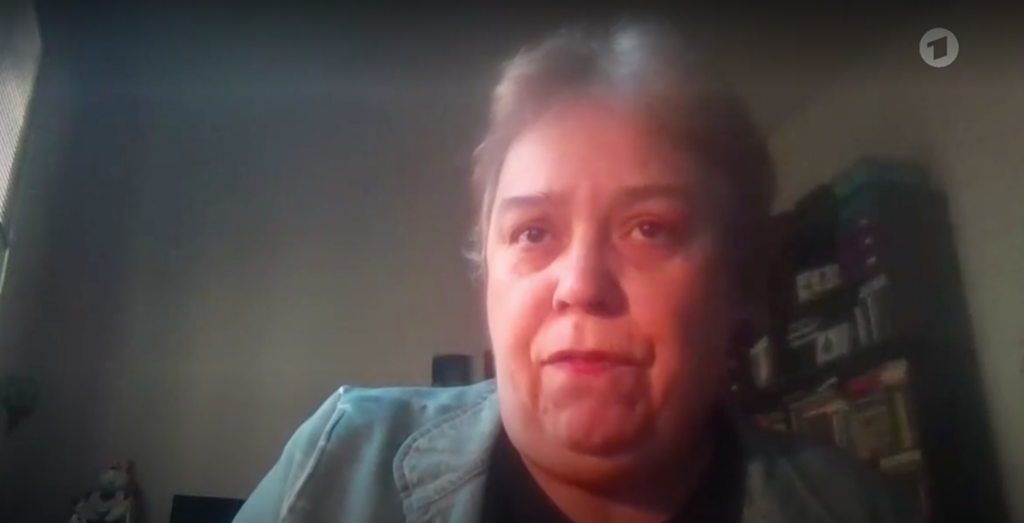 Bild von Claudia Dantschke wie sie von der ARD interviewt wird.